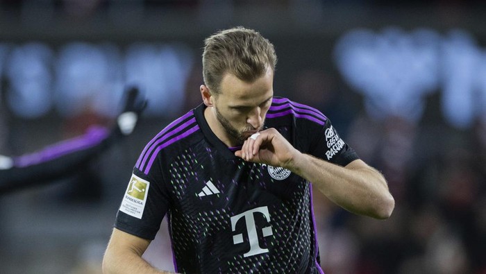 Bayern's Harry Kane celebrates after scoring his side's opening goal during the German Bundesliga soccer match between 1.FC Cologne and Bayern Munich in Cologne, Germany, Friday, Nov. 24, 2023. (Rold Vennenbernd/dpa via AP)