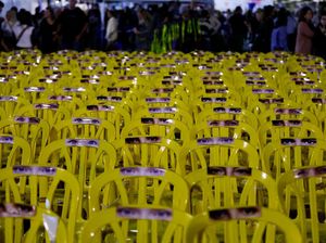 Instalasi Kursi Kosong Tandai Dibebaskannya Para Sandera di Israel