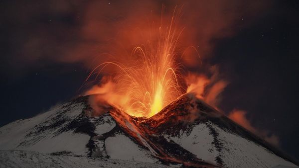 Desis Gunung Etna Kembali Muntahkan Lava Pijar