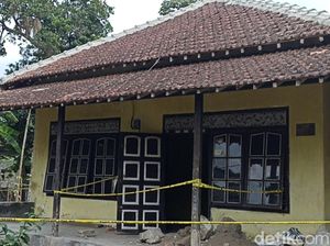 Momen Handono Jalani Rekonstruksi Bunuh-Kubur Fitriani di Dalam Rumah Momen Handono Jalani Rekonstruksi Bunuh-Kubur Fitriani di Dalam Rumah
