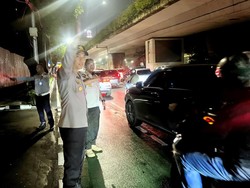 Momen Kapolsek Setiabudi Terjun Atur Lalin Saat Macet