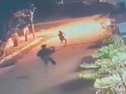 Pelajar SMA Dibacok 6 OTK Saat Nongkrong di Pos Ronda, Polisi Buru Pelaku