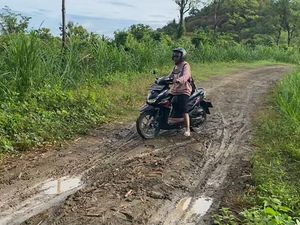 Berada di KEK Mandalika, Jalan ke SD/SMP 6 Satap Mekar Sari Memprihatinkan Berada di KEK Mandalika, Jalan ke SD/SMP 6 Satap Mekar Sari Memprihatinkan