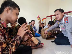 Keren, Polisi di Ponorogo Ajari Anak Tunanetra Main Gamelan Reog Keren, Polisi di Ponorogo Ajari Anak Tunanetra Main Gamelan Reog