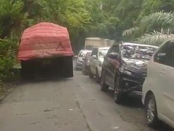 Jalur Maros-Bone di Camba Macet gegara Material Proyek di Bahu Jalan