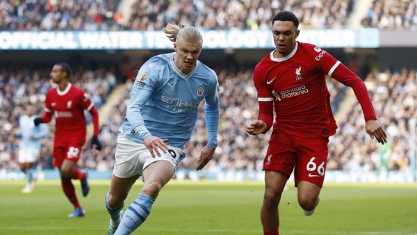 Manchester City, LIverpool Soccer Football - Premier League - Manchester City v Liverpool - Etihad Stadium, Manchester, Britain - November 25, 2023 Manchester Citys Erling Braut Haaland in action with Liverpools Trent Alexander-Arnold Action Images via Reuters/Jason Cairnduff NO USE WITH UNAUTHORIZED AUDIO, VIDEO, DATA, FIXTURE LISTS, CLUB/LEAGUE LOGOS OR LIVE SERVICES. ONLINE IN-MATCH USE LIMITED TO 45 IMAGES, NO VIDEO EMULATION. NO USE IN BETTING, GAMES OR SINGLE CLUB/LEAGUE/PLAYER PUBLICATIONS.