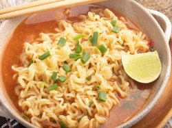 Makan Mie Instan Bikin Usus Lengket hingga Usus Buntu, Apa Iya?