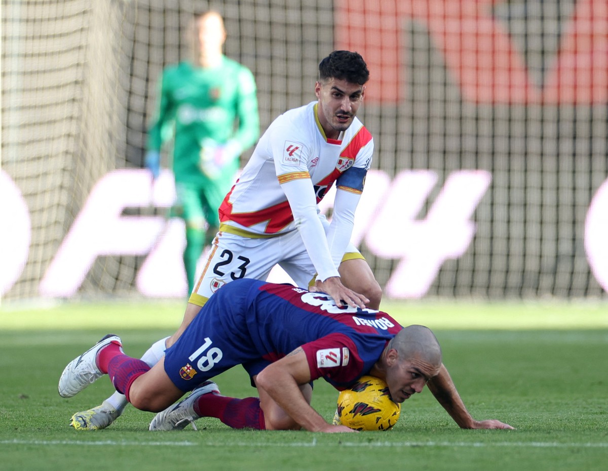 Oscar Valentin (atas) berduel dengan Oriol Romeu dari Barcelona. Foto: REUTERS/ISABEL INFANTES