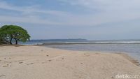 Pesona Pasir Putih di Pantai Karapyak Pangandaran