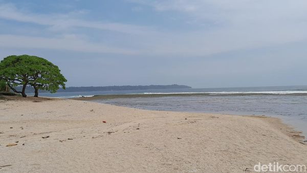 Pesona Pasir Putih di Pantai Karapyak Pangandaran