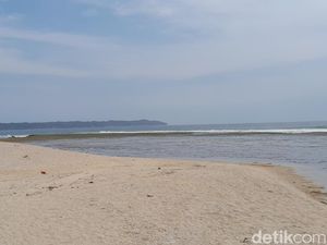 Pesona Pasir Putih di Pantai Karapyak Pangandaran Pesona Pasir Putih di Pantai Karapyak Pangandaran