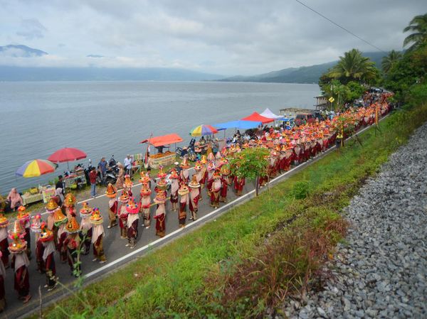 Tumpah Ruah Warga Tanah Datar di Pawai 1.000 Pongek Simawang