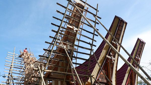 Potret Pembuatan Lumbung Padi Toraja