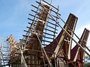 Potret Pembuatan Lumbung Padi Toraja