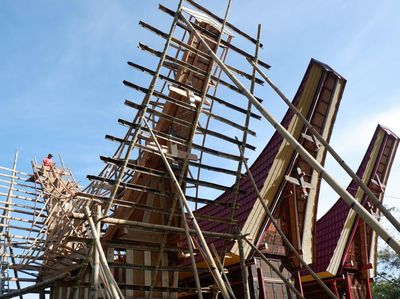 Potret Pembuatan Lumbung Padi Toraja