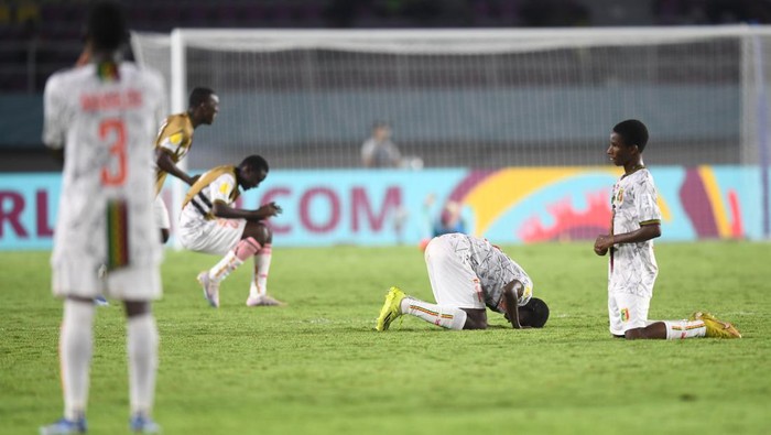 Sejumlah pesepak bola Timnas Mali berselebrasi usai mengalahkan Timnas Maroko pada pertandingan perempat final Piala Dunia U-17 2023 di Stadion Manahan, Solo, Jawa Tengah, Sabtu (25/11/2023). Mali berhasil mengalahkan Maroko dengan skor 1-0. ANTARA FOTO/Akbar Nugroho Gumay/YU