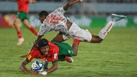 Laga perempatfinal Piala Dunia U-17 2023 antara Mali vs Maroko digelar di Stadion Manahan, Solo, Sabtu (25/11/2023) malam WIB. Selepas sepak mula, Mali langsung melancarkan tekanan ke pertahanan Maroko.