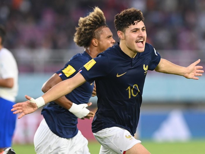 Pesepak bola Timnas Prancis U-17 berfoto bersama sebelum bertanding melawan Timnas Uzbekistan pada perempat final Piala Dunia U-17 di Stadion Manahan, Solo, Jawa Tengah, Sabtu (25/11/2023). ANTARA FOTO/Mohammad Ayudha/YU