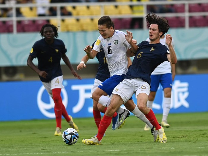 Pesepak bola Timnas Prancis U-17 berfoto bersama sebelum bertanding melawan Timnas Uzbekistan pada perempat final Piala Dunia U-17 di Stadion Manahan, Solo, Jawa Tengah, Sabtu (25/11/2023). ANTARA FOTO/Mohammad Ayudha/YU