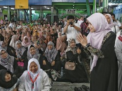 Ulang Tahun Ke-52, Siti Atikoh Dapat Kejutan & Didoakan Jadi Ibu Negara