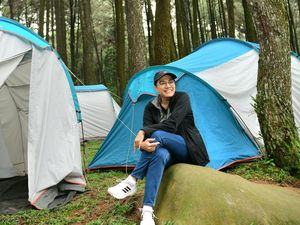 Gaya Sri Mulyani Nikmati Weekend Camping di Hutan Pinus Bogor