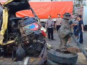 Truk Tangki Air Rem Blong Tabrak Pemotor dan Tiang di Wisata Prigen, 2 Tewas