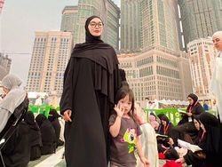 Zaskia Gotik Putuskan Berhijab, Ngaku Dapat Hidayah Sepulang Umrah