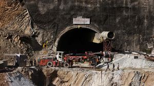 2 Minggu Sudah Pekerja Tambang India Terjebak di Terowongan