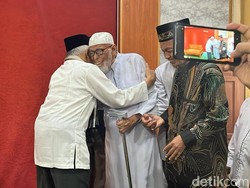 Momen Amien Rais Peluk Abu Bakar Baasyir di Ponpes Ngruki