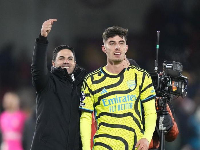 Arsenal's manager Mikel Arteta celebrates with Arsenal's Kai Havertz at the end of the English Premier League soccer match between Brentford and Arsenal at the Gtech Community stadium in London, Saturday, Nov. 25, 2023. (AP Photo/Kirsty Wigglesworth)