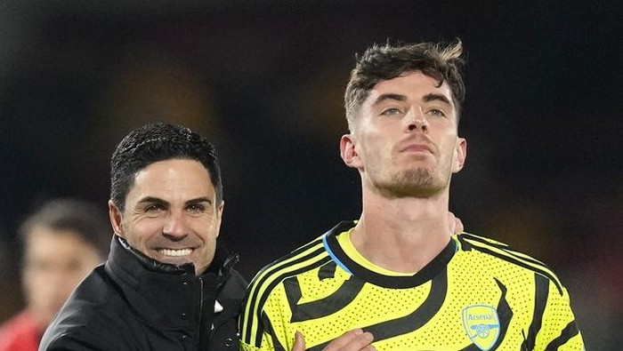 Arsenals manager Mikel Arteta celebrates with Arsenals Kai Havertz at the end of the English Premier League soccer match between Brentford and Arsenal at the Gtech Community stadium in London, Saturday, Nov. 25, 2023. (AP Photo/Kirsty Wigglesworth)