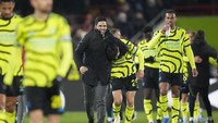 Arteta memiting leher Havertz usai Arsenal menang 1-0 di markas Brentford. Foto: AP/Kirsty Wigglesworth
