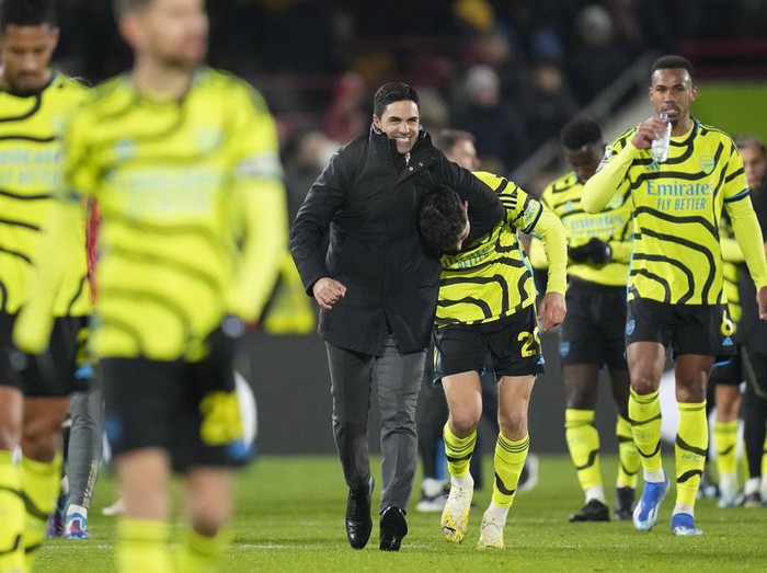 Arsenal's manager Mikel Arteta celebrates with Arsenal's Kai Havertz at the end of the English Premier League soccer match between Brentford and Arsenal at the Gtech Community stadium in London, Saturday, Nov. 25, 2023. (AP Photo/Kirsty Wigglesworth)