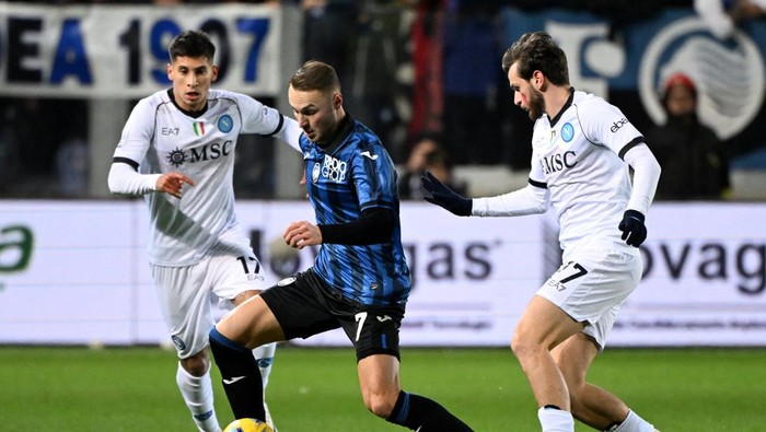 Soccer Football - Serie A - Atalanta v Napoli - Stadio Atleti Azzurri, Bergamo, Italy - November 25, 2023 Atalantas Teun Koopmeiners in action with Napolis Mathias Olivera and Khvicha Kvaratskhelia REUTERS/Alberto Lingria