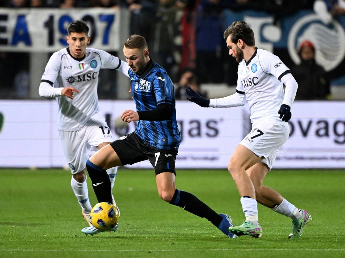 Napoli (putih) berhasil mengalahkan Atalanta. Foto: REUTERS/ALBERTO LINGRIA