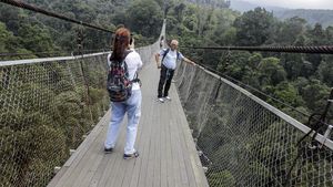 Berfoto Berekspresi di Jembatan Gantung Lembah Purba