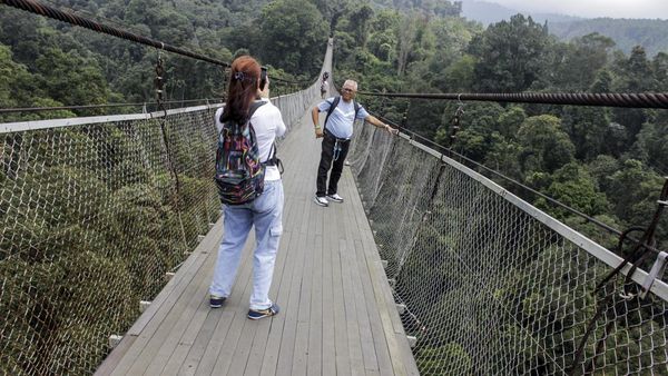 Berfoto Berekspresi di Jembatan Gantung Lembah Purba