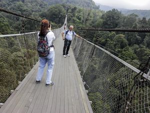 Berfoto Berekspresi di Jembatan Gantung Lembah Purba