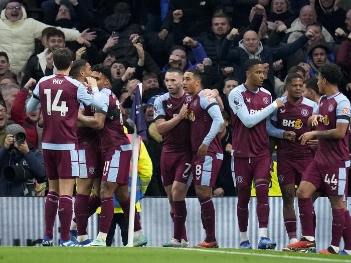 Aston Villa players celebrate after Ollie Watkins scored their second goal during the English Premier League soccer match between Tottenham Hotspur and Aston Villa at the Tottenham Hotspur stadium in London, Sunday, Nov. 26, 2023. (AP Photo/Kirsty Wigglesworth)