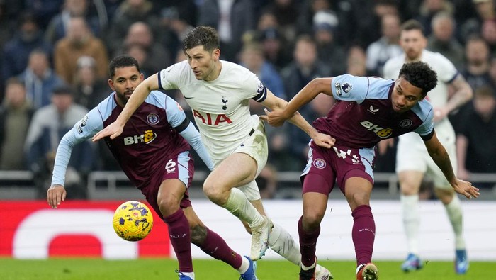 Tottenhams Ben Davies drives the ball past Aston Villas Boubacar Kamara, right, during the English Premier League soccer match between Tottenham Hotspur and Aston Villa at the Tottenham Hotspur stadium in London, Sunday, Nov. 26, 2023. (AP Photo/Kirsty Wigglesworth)