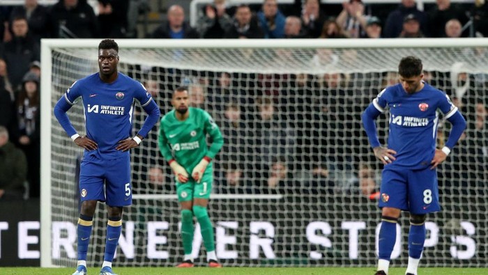 Soccer Football - Premier League - Newcastle United v Chelsea - St James Park, Newcastle, Britain - November 25, 2023 Chelseas Benoit Badiashile looks dejected after Newcastle Uniteds fourth goal REUTERS/Scott Heppell NO USE WITH UNAUTHORIZED AUDIO, VIDEO, DATA, FIXTURE LISTS, CLUB/LEAGUE LOGOS OR LIVE SERVICES. ONLINE IN-MATCH USE LIMITED TO 45 IMAGES, NO VIDEO EMULATION. NO USE IN BETTING, GAMES OR SINGLE CLUB/LEAGUE/PLAYER PUBLICATIONS.