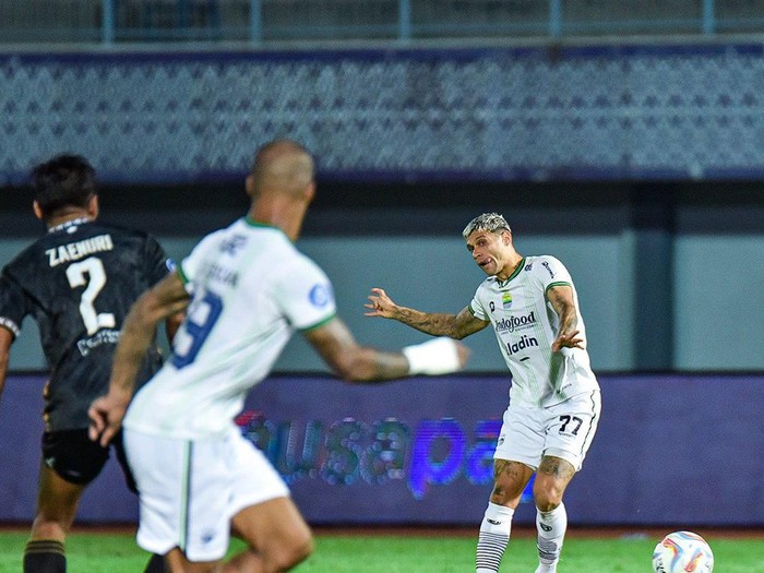 Dewa United Vs Persib Bandung di Tangerang. Laga ini berakhir dengan kekalahan tuan rumah 1-5.