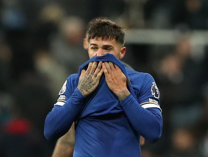 Soccer Football - Premier League - Newcastle United v Chelsea - St James Park, Newcastle, Britain - November 25, 2023 Chelseas Enzo Fernandez looks dejected after the match REUTERS/Scott Heppell NO USE WITH UNAUTHORIZED AUDIO, VIDEO, DATA, FIXTURE LISTS, CLUB/LEAGUE LOGOS OR LIVE SERVICES. ONLINE IN-MATCH USE LIMITED TO 45 IMAGES, NO VIDEO EMULATION. NO USE IN BETTING, GAMES OR SINGLE CLUB/LEAGUE/PLAYER PUBLICATIONS.