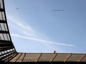 Fans Everton Terbangkan Banner Protes di Laga Man City Vs Liverpool