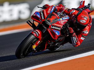 Hasil MotoGP Valencia: Pecco Bagnaia Juara, Hancurkan Kutukan Nomor Keramat! Hasil MotoGP Valencia: Pecco Bagnaia Juara, Hancurkan Kutukan Nomor Keramat!