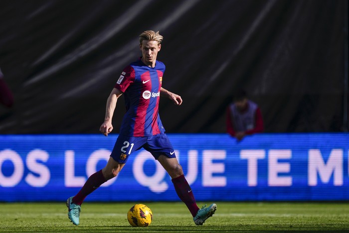 Barcelonas Frenkie de Jong controls the ball during a Spanish La Liga soccer match between Rayo Vallecano and Barcelona at the Vallecas stadium in Madrid, Spain, Saturday, Nov. 25, 2023. (AP Photo/Jose Breton)