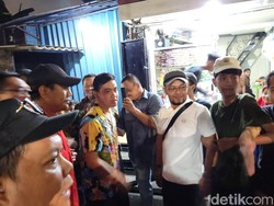 Gibran Blusukan ke Petamburan Jakbar, Warga Rebutan Selfie