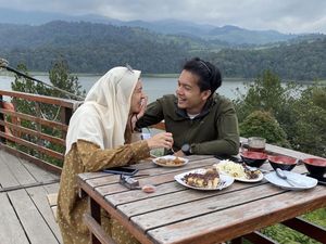 Ini Kemesraan Dimas Seto dan Dhini Aminarti Saat Makan Ini Kemesraan Dimas Seto dan Dhini Aminarti Saat Makan