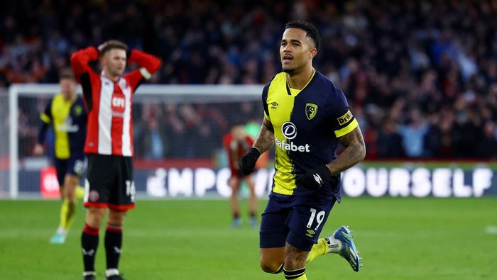 Soccer Football - Premier League - Sheffield United v AFC Bournemouth - Bramall Lane, Sheffield, Britain - November 25, 2023 AFC Bournemouth's Justin Kluivert celebrates scoring their second goal REUTERS/Molly Darlington NO USE WITH UNAUTHORIZED AUDIO, VIDEO, DATA, FIXTURE LISTS, CLUB/LEAGUE LOGOS OR 'LIVE' SERVICES. ONLINE IN-MATCH USE LIMITED TO 45 IMAGES, NO VIDEO EMULATION. NO USE IN BETTING, GAMES OR SINGLE CLUB/LEAGUE/PLAYER PUBLICATIONS.