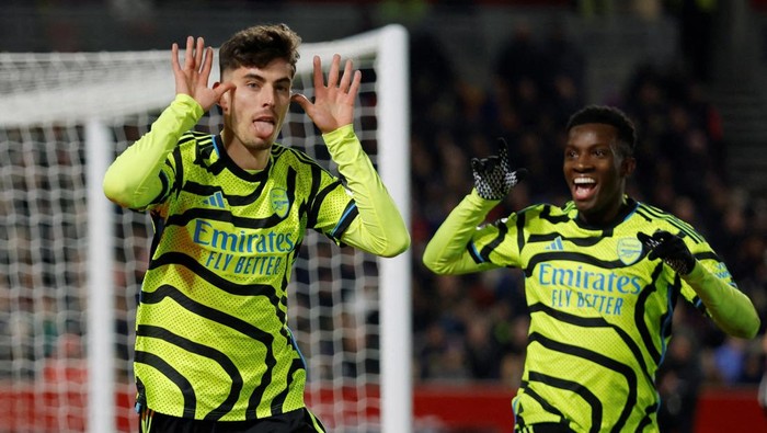 Kai Havertz Soccer Football - Premier League - Brentford v Arsenal - Brentford Community Stadium, London, Britain - November 25, 2023 Arsenal's Kai Havertz celebrates scoring their first goal with teammate Eddie Nketiah Action Images via Reuters/Andrew Couldridge NO USE WITH UNAUTHORIZED AUDIO, VIDEO, DATA, FIXTURE LISTS, CLUB/LEAGUE LOGOS OR 'LIVE' SERVICES. ONLINE IN-MATCH USE LIMITED TO 45 IMAGES, NO VIDEO EMULATION. NO USE IN BETTING, GAMES OR SINGLE CLUB/LEAGUE/PLAYER PUBLICATIONS. TPX IMAGES OF THE DAY